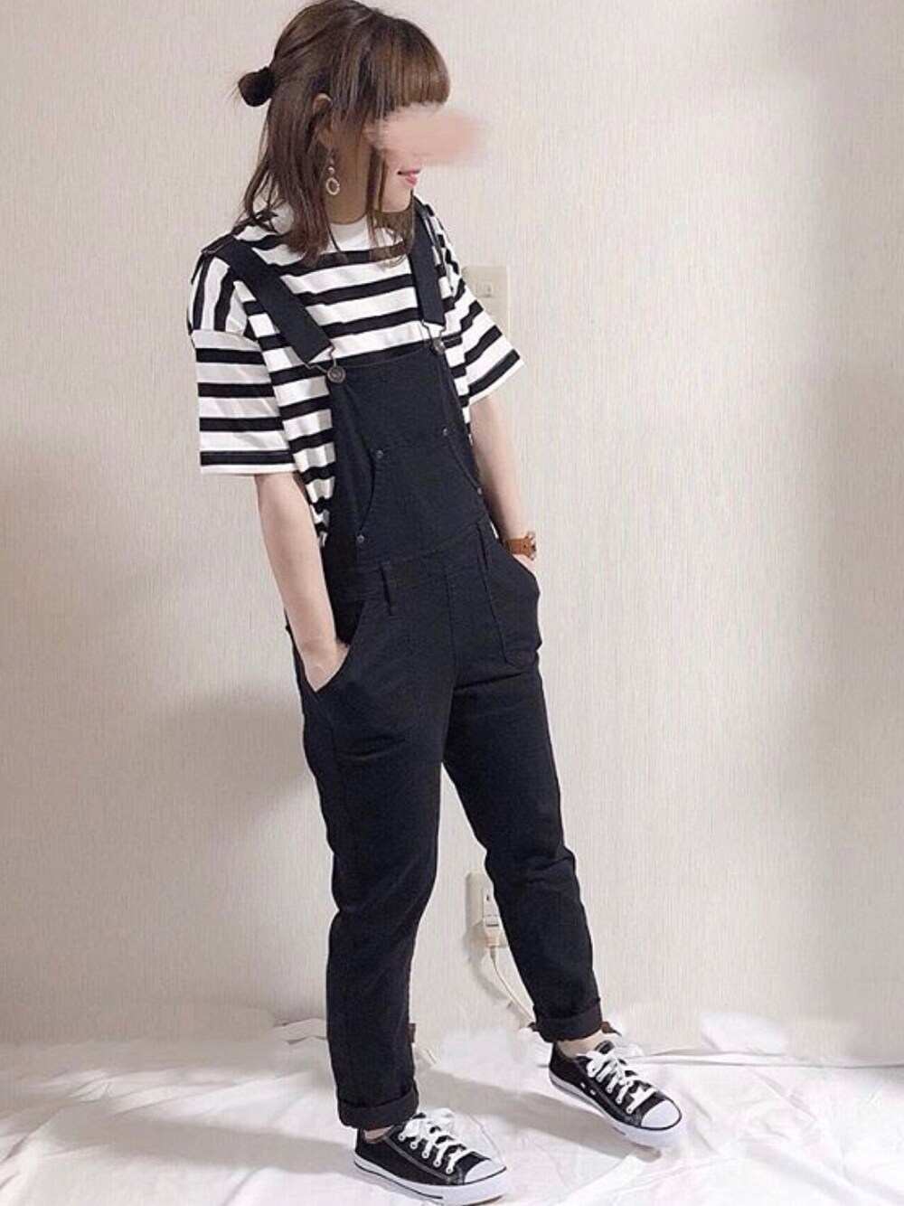 黒いオーバーオールスタイルワンピース サロペット/オーバーオールを使った「黒コーデ」の人気