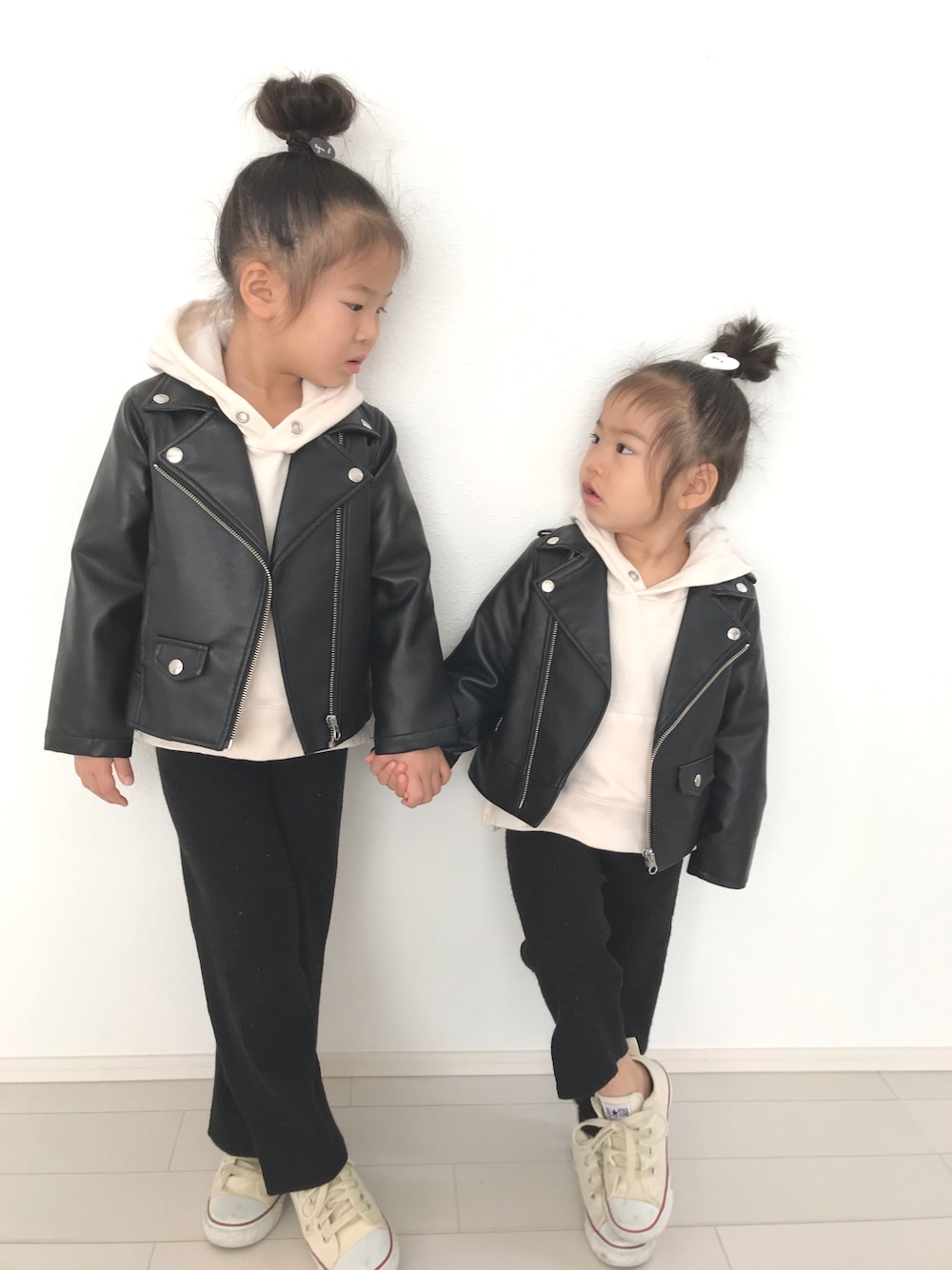 「プティマイン、シンプル、冬、姉妹コーデ、リブニット、リブパンツ、おそろいコーデ」｜「petit mainのライダースジャケット（ライダースジャケット、ブラック系）」を使った、ioioさん（キッズ・100cm）の冬コーディネートの1枚目の写真