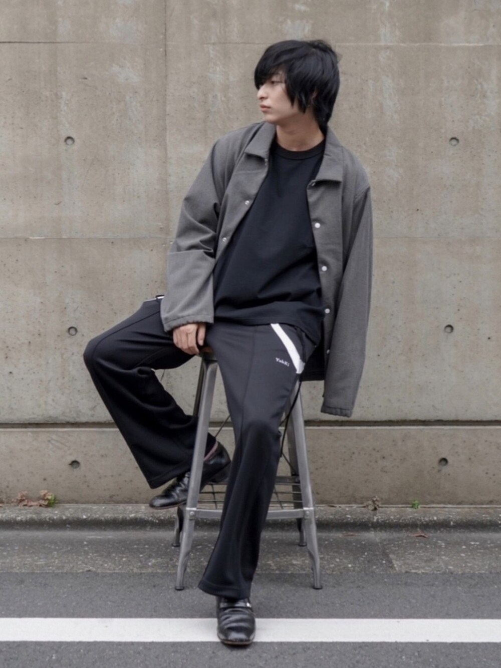 上野一稀さんの「"Himotsuki" flare track pants（BLACK）（YohKi）」を使ったコーディネート