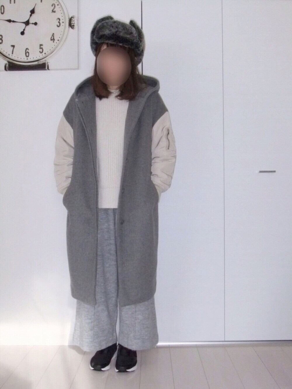 「ファー帽子、トラッパーハット、フライトキャップ、ニットパンツ、MA-1、ワントーン、スリット、ゆるコーデ、ほっこり、あったかコーデ」｜「KBFのKBF ニットWIDEパンツ（その他パンツ、グレー系）」を使った、ニシマルさん（レディース・157cm）の冬コーディネートの1枚目の写真