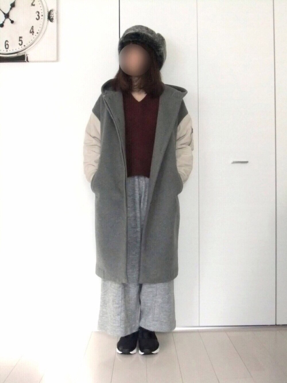 「フライトキャップ、ロングコート、MA-1、Vネックニット、ボルドー、ニットパンツ、ワイドパンツ、ファー小物、ニット×ニット、トラッパーハット」｜「CASTANOのアイテム（帽子、ブラック系）」を使った、ニシマルさん（レディース・157cm）の冬コーディネートの1枚目の写真