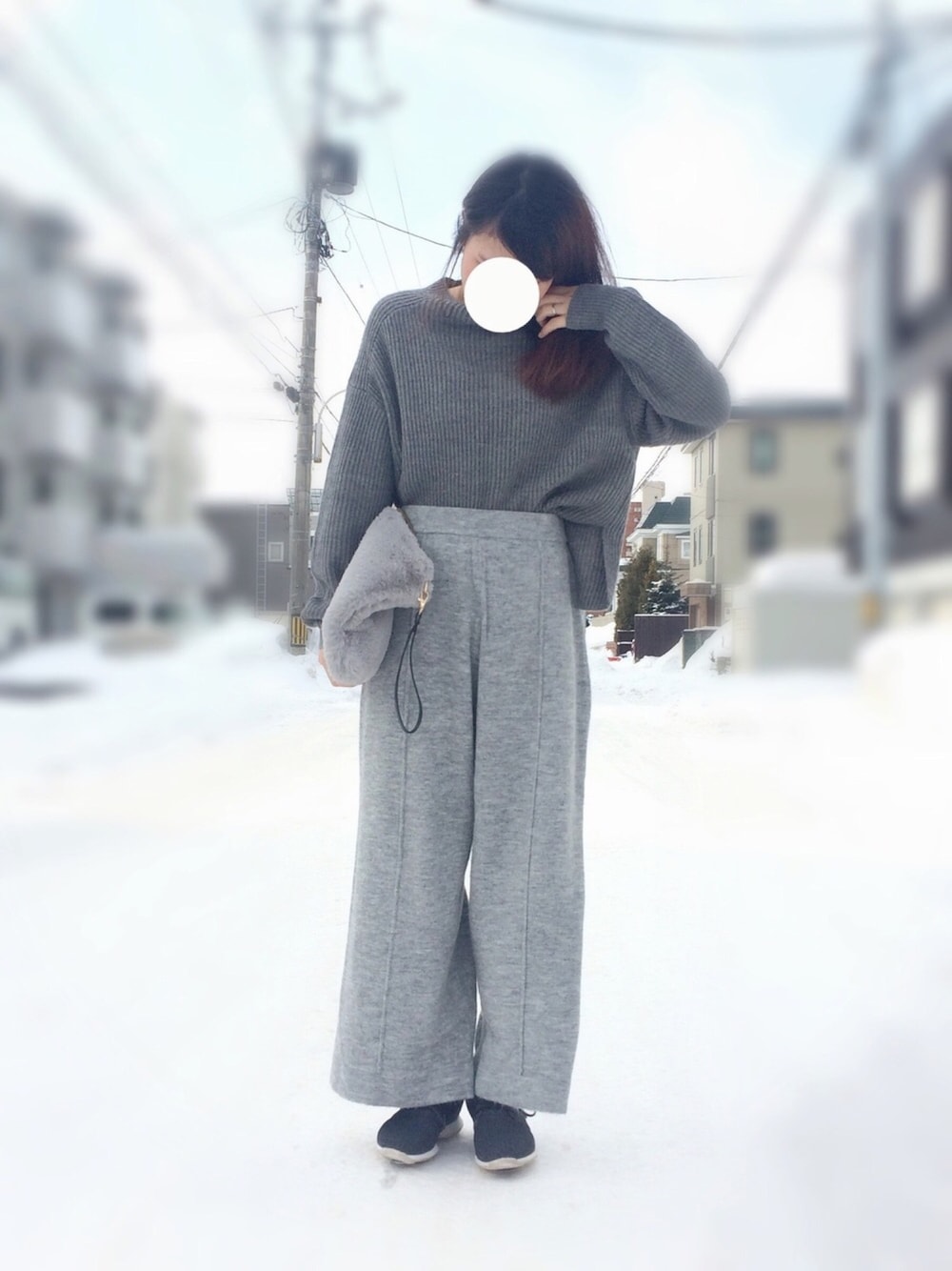 「モックネック、リブニット、タックイン、フロントイン、オールグレー、ニットパンツ、ワイドパンツ、タックパンツ、ワントーン、ファークラッチ」｜「▶︎サイドのアイテム（その他、その他）」を使った、ニシマルさん（レディース・157cm）の春コーディネートの1枚目の写真