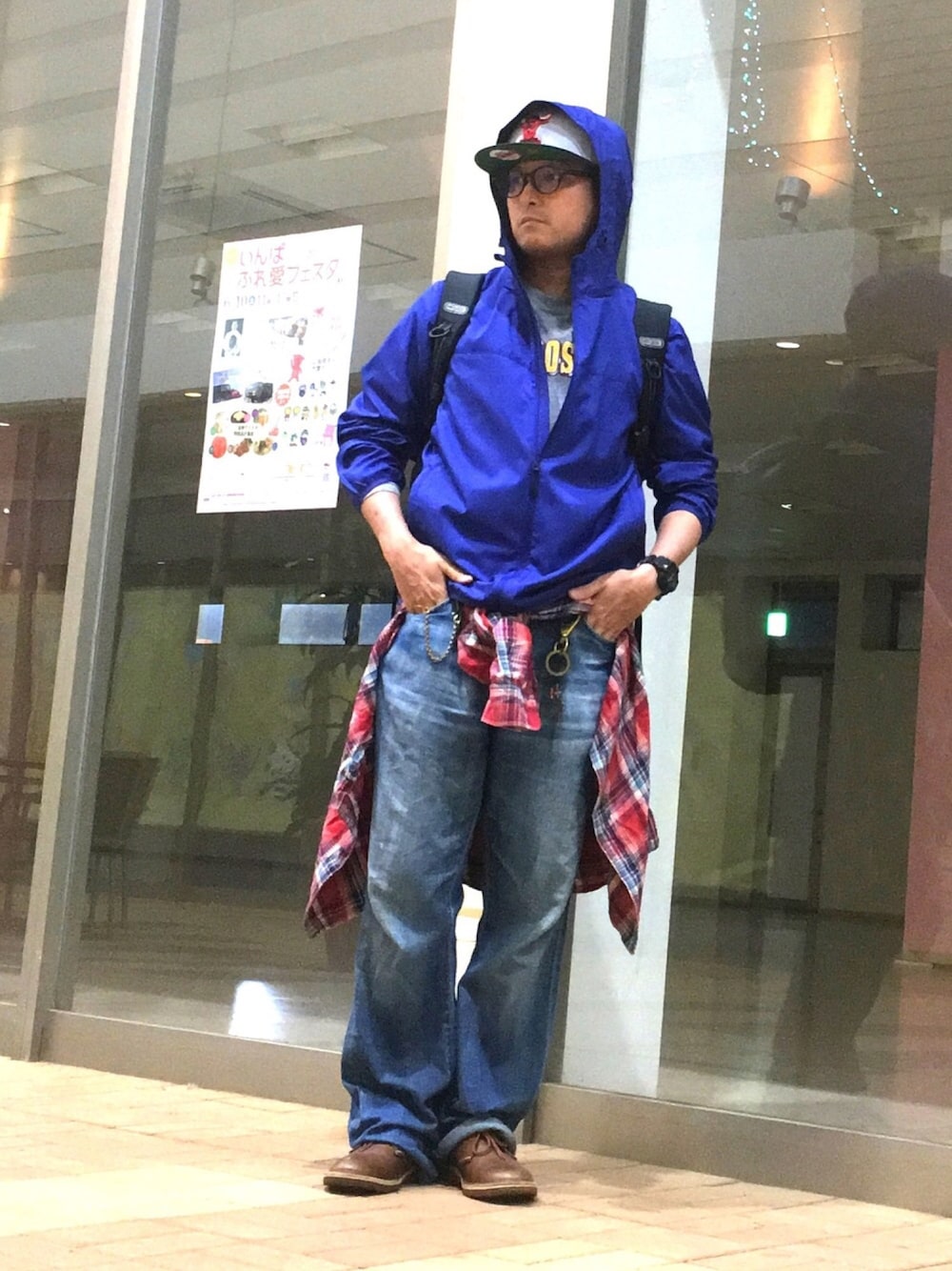 ブルー系のブルゾン、ブルー系のメッセンジャーバッグ、レッド系のシャツ/ブラウスを着用したメンズの春コーディネートの1枚目の写真