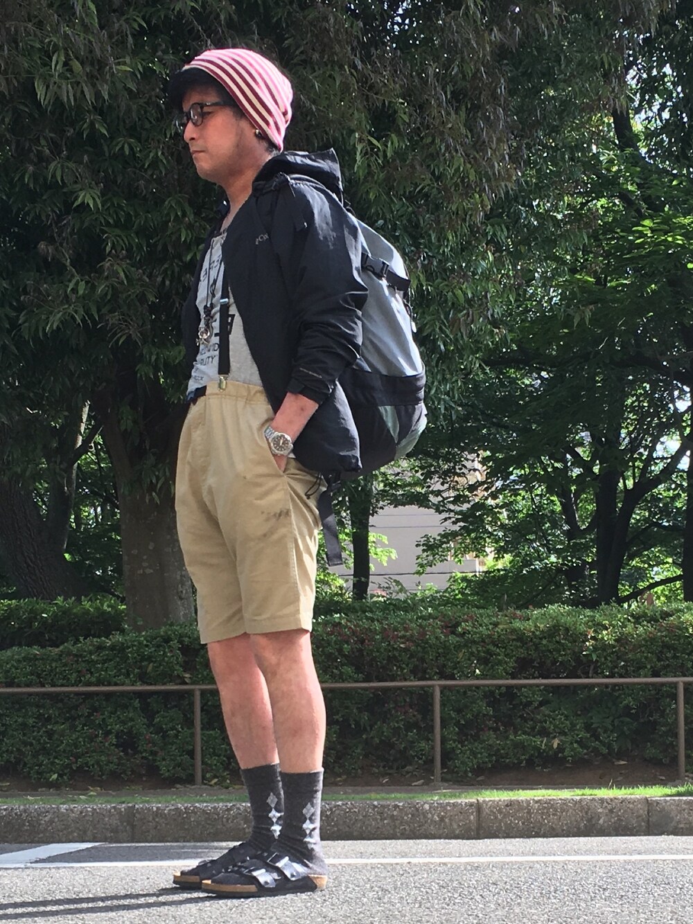 「カジュアルコーデ、ハーフパンツ、パーカー、ARC'TERYX、Columbia、ニット帽、めがね、レザーサンダル、サスペンダー、4月」｜「Columbiaの【Columbia】コロンビアヘイゼンジャケット（ナイロンジャケット、ブラック系）」を使った、*shu*さん（メンズ・171cm）の春コーディネートの1枚目の写真