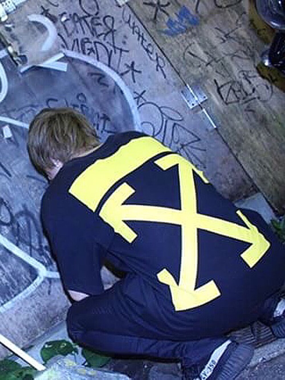 「off white、fog、yeezy」｜「off whiteのアイテム（Tシャツ/カットソー、ブラック系）」を使った、💊さん（メンズ・176cm）の夏コーディネートの1枚目の写真