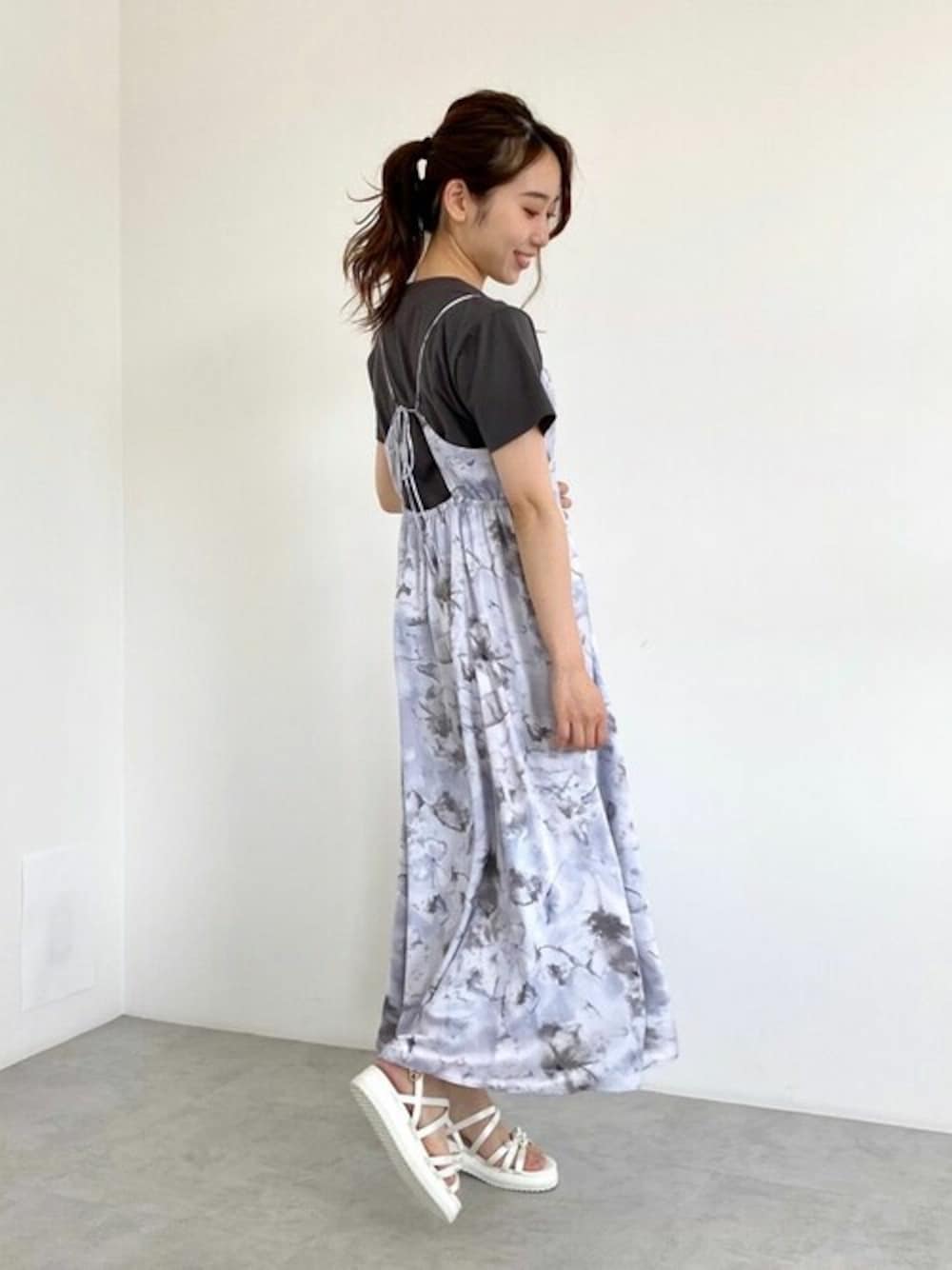 「グレー、ブルー、Tシャツ、spring、サンダル、春、春服、春コーデ、キャミワンピ」｜「JILL by JILL STUARTの◇フレンチロゴＴ（Tシャツ/カットソー、グレー系）」を使った、JILL by JILL STUART STAFFさん（レディース・155cm）の春コーディネートの1枚目の写真