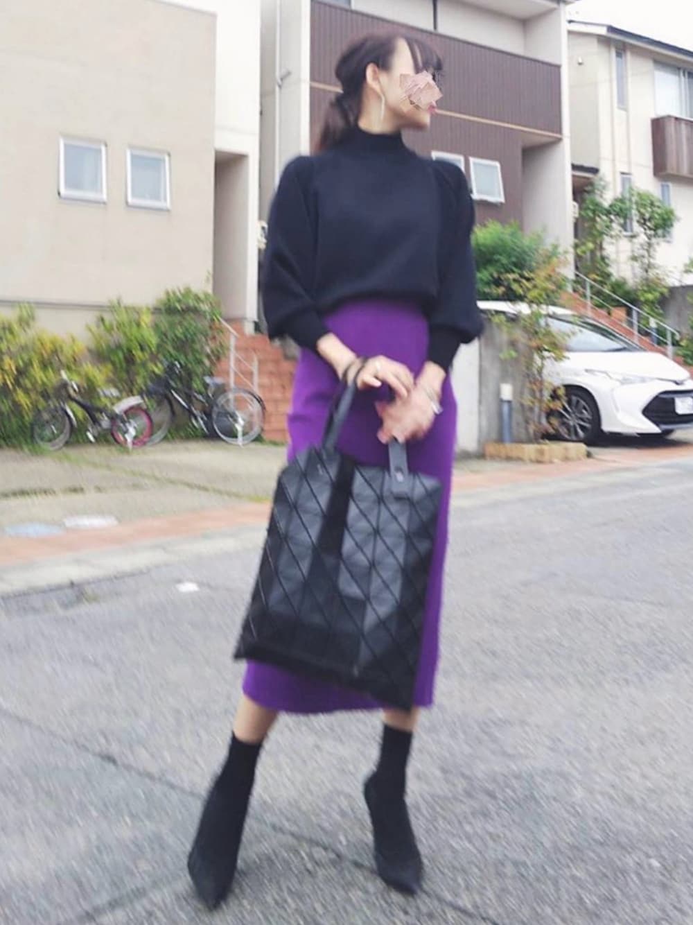 ブラック系のニット/セーター、パープル系のスカート、ブラック系のトートバッグを着用したレディースの秋コーディネートの1枚目の写真