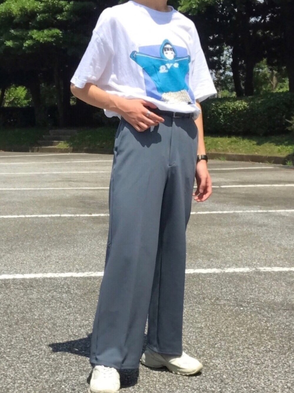 「夏コーデ、おしゃれさんと繋がりたい、Tシャツ、リラックススタイル、足長効果、ロゴT、ビッグシルエット、GU、リラックスコーデ」｜「overのアイテム（Tシャツ/カットソー、ホワイト系）」を使った、チャナベさん（メンズ・179cm）の夏コーディネートの1枚目の写真