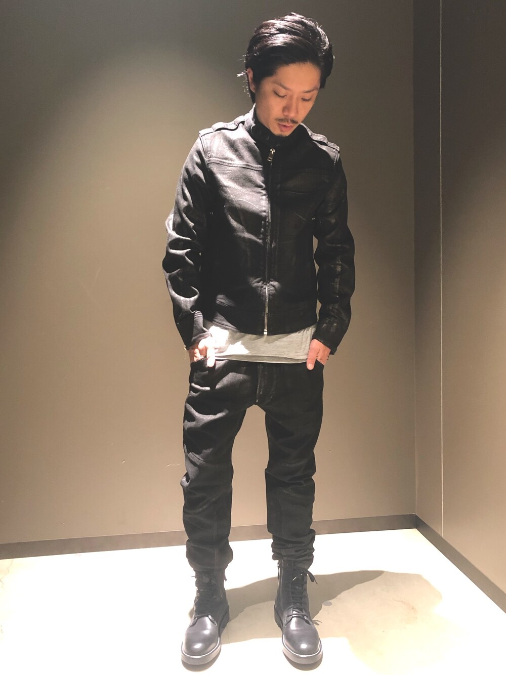 「ブラックコーデ、セットアップ、デニム、大人カジュアル、秋コーデ、シンプルコーデ、カジュアルコーデ、Diesel、DIESELららぽーと富士見、ららぽーと富士見」｜「DIESELのメンズ ジャケット コーティング加工（デニムジャケット、ブラック系）」を使った、TATSUMARUさん（メンズ・173cm）の秋コーディネートの1枚目の写真