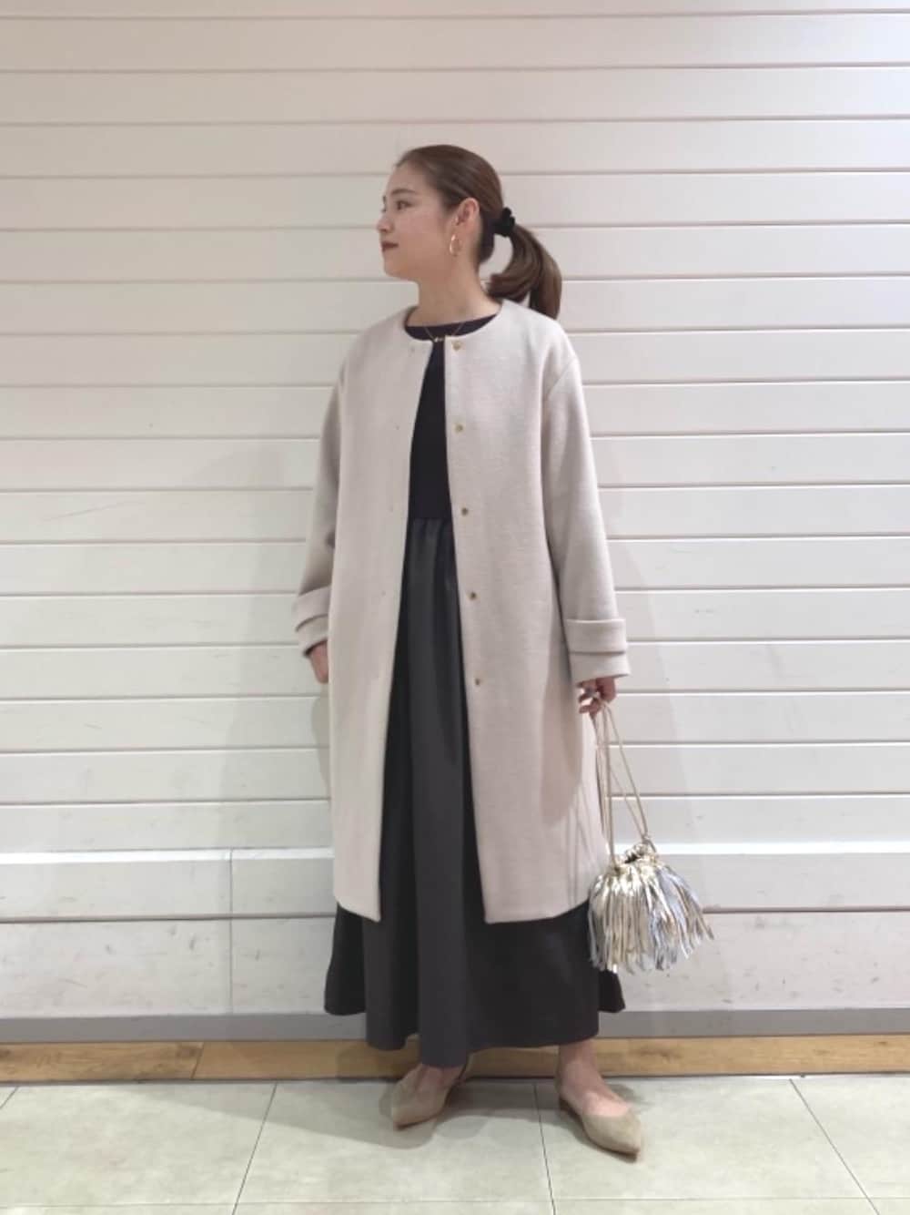 「ワンピース、シューズ、👟バッグ、□骨格ナチュラル、あうたー」｜「green label relaxingのショートビーバー ノーカラー コート（ノーカラーコート、グレー系）」を使った、MOE908さん（レディース・160cm）の冬コーディネートの1枚目の写真