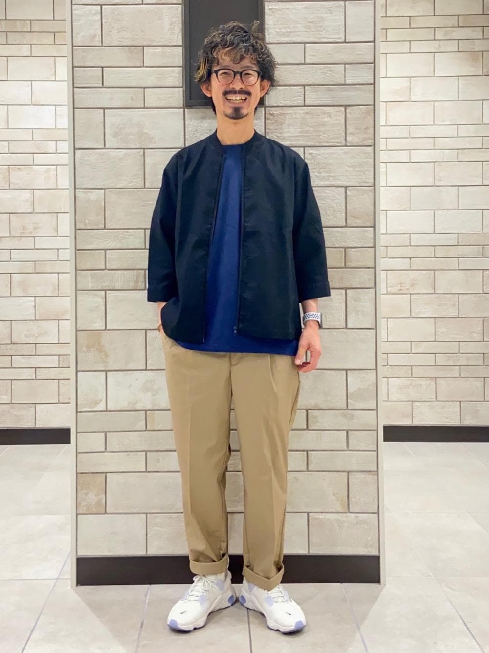 ベージュ系のその他パンツ、ブルー系のTシャツ/カットソー、ブラック系のブルゾンを着用したメンズの夏コーディネートの1枚目の写真