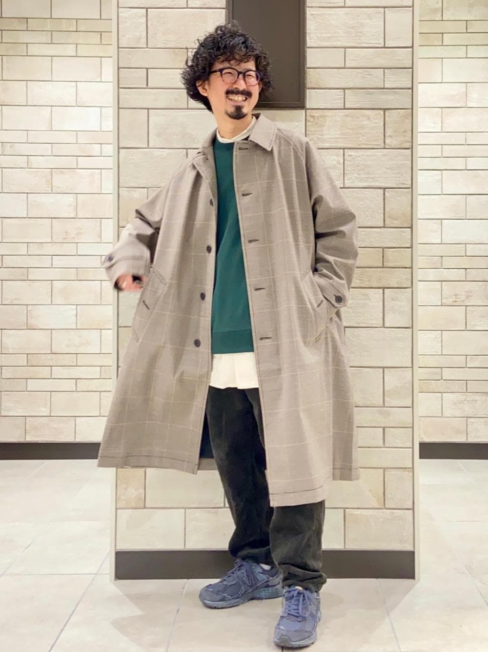 グリーン系のその他パンツ、ベージュ系のステンカラーコート、ホワイト系のシャツ/ブラウスを着用したメンズの秋コーディネートの1枚目の写真