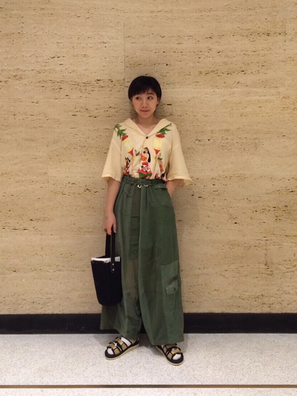 「BEAMS、Rebuild by Needles、NEEDLES、suicoke」｜「Rebuild by Needlesのアイテム（パンツ、グリーン系）」を使った、楊以珩 Zoey Yangさん（レディース・163cm）の夏コーディネートの1枚目の写真