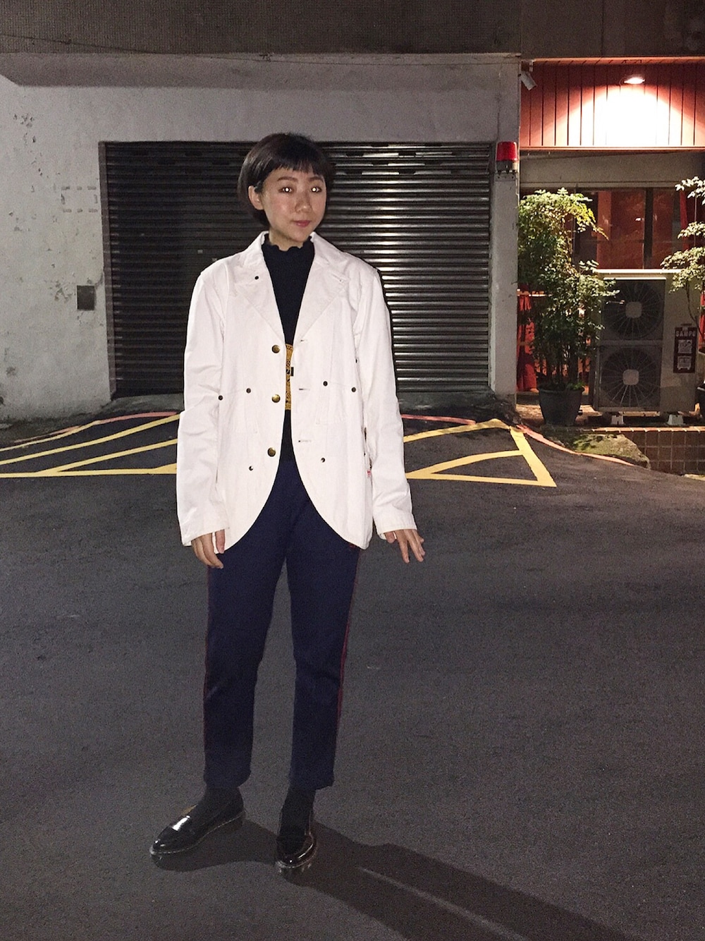 「NEIGHBORHOOD、NEEDLES、Dr.Martens」｜「NEIGHBORHOODのアイテム（ジャケット/アウター、ホワイト系）」を使った、楊以珩 Zoey Yangさん（レディース・163cm）の夏コーディネートの1枚目の写真