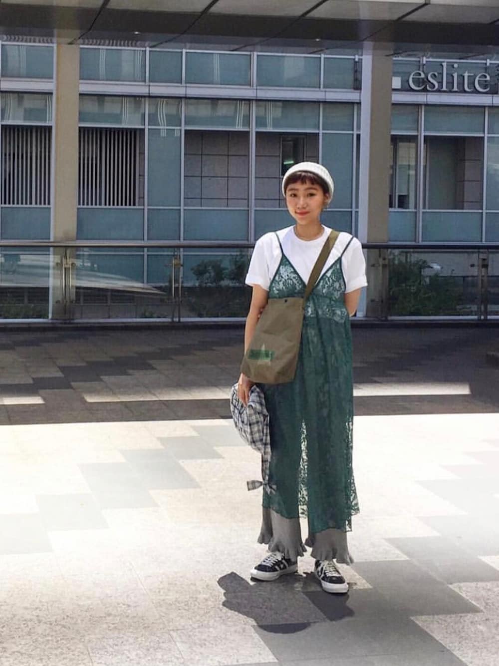 「Kastane、converse、onestar、supreme」｜「GUのアイテム（チューブトップ、グリーン系）」を使った、楊以珩 Zoey Yangさん（レディース・163cm）の秋コーディネートの1枚目の写真