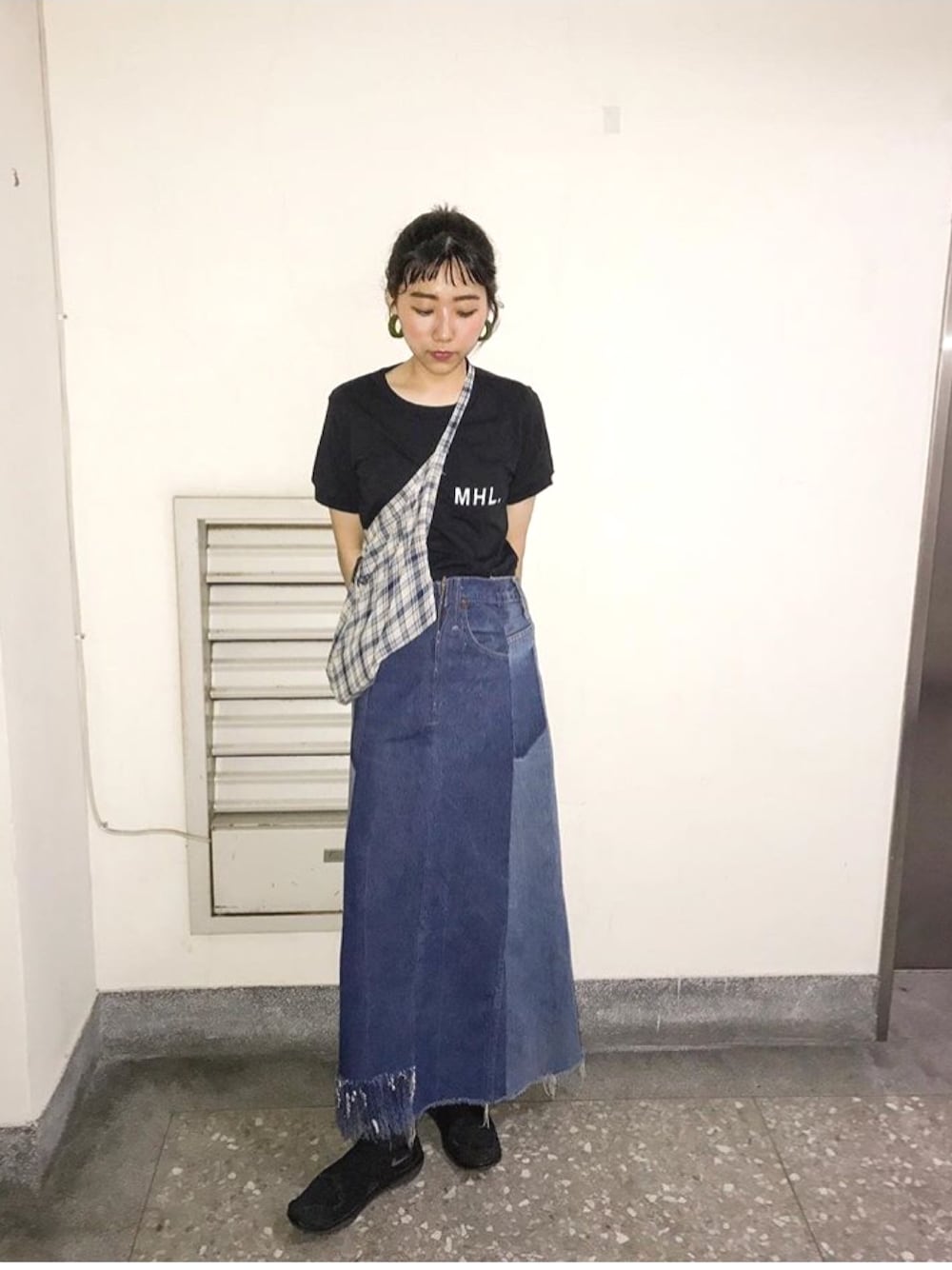 「77circa、Kastane、MHL.」｜「MHL.のアイテム（Tシャツ/カットソー、ブラック系）」を使った、楊以珩 Zoey Yangさん（レディース・163cm）の夏コーディネートの1枚目の写真