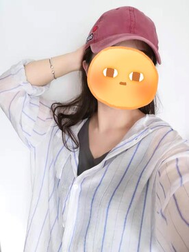 「tbのアイテム（キャップ、レッド系）」を使った、芒果泰泰さん（レディース）の夏コーディネート