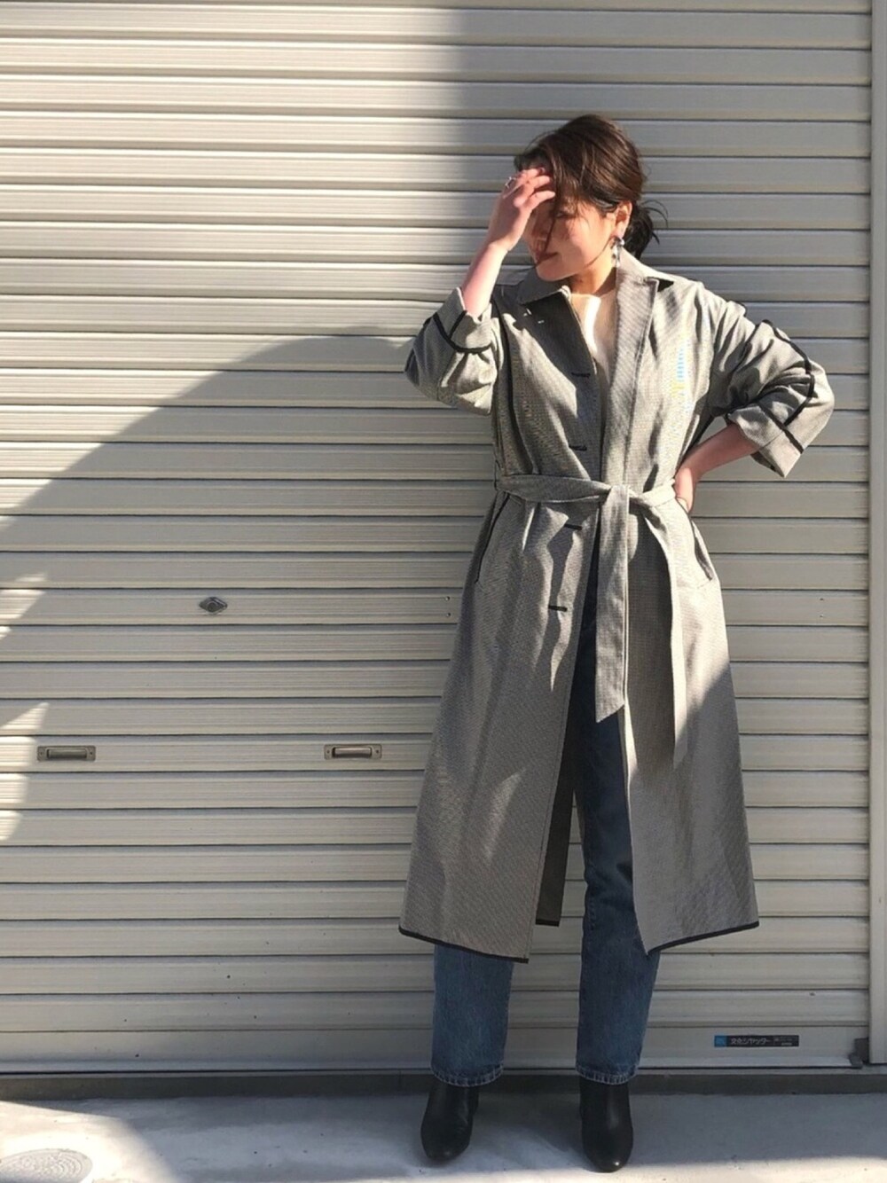 「ETRÉ TOKYO、大人コーデ、オトナカジュアル、オトナ女子、カジュアルコーデ、シンプルコーデ、モノトーンコーデ、きれいめカジュアル、春コーデ、スタッフセンバツ」｜「ETRE TOKYOのチェックパイピングステンカラーコート（ステンカラーコート、ブラック系）」を使った、Saki_oさん（レディース・165cm）の冬コーディネートの1枚目の写真