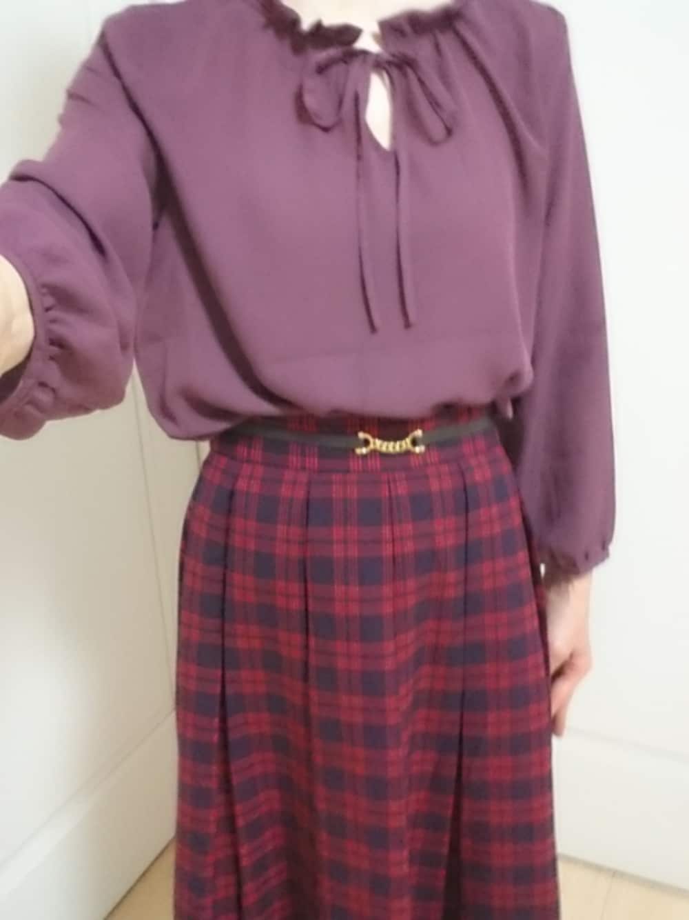 「秋色コーデ、赤チェックスカート、ロペピクニック、fint」｜「ROPE' PICNICの【2WAY】スタンドフリルブラウス（シャツ/ブラウス、パープル系）」を使った、きょうちゃんさん（メンズ・161cm）の秋コーディネートの1枚目の写真