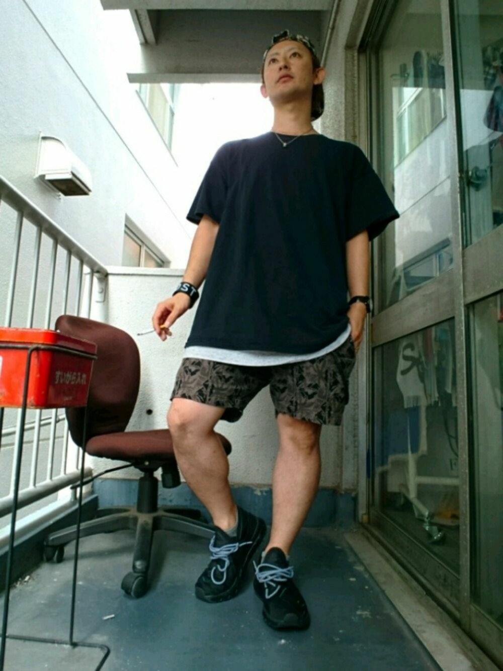 「柄ショーツ、柄キャップ、モノトーンコーデ、夏、CA4LA、NIKE AIR MAX FLAIR、unleraxing、暑い、ビッグT」｜「unrelaxingのスーパーオーバーサイズ　ビッグシルエット　ドロップショルダーTシャツ（Tシャツ/カットソー、ブラック系）」を使った、Keisuuuuさん（メンズ・160cm）の夏コーディネートの1枚目の写真