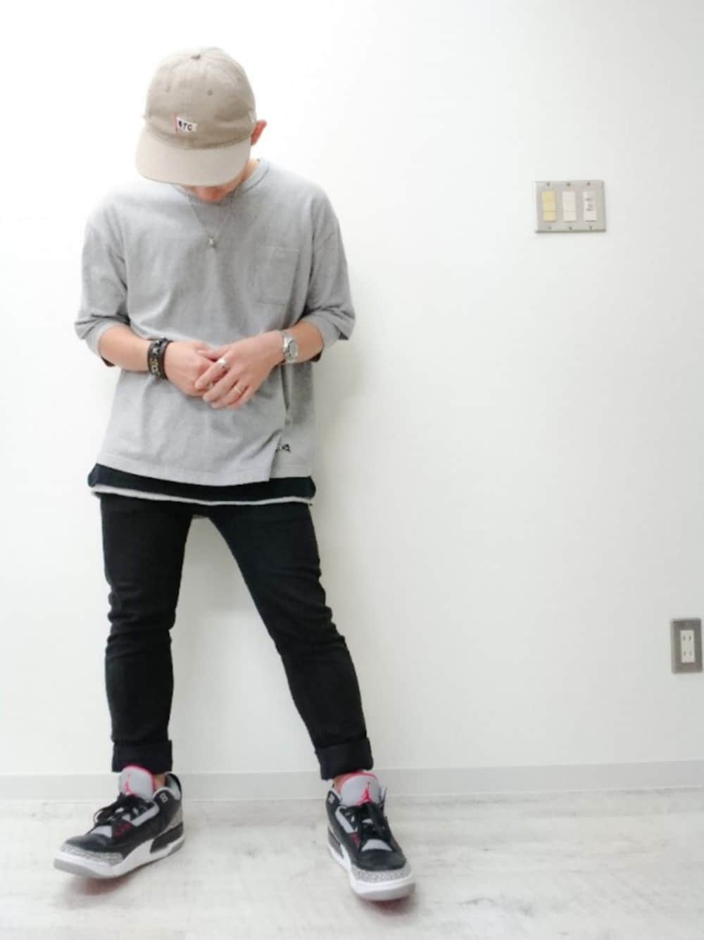 「いいね、save、フォローお願いします🤑、スキニーパンツ、お洒落さんとつながりたい、今日のコーデ、スニーカーヘッズ、スニーカー男子、NIKE、AIR JORDAN、グレーコーデ」｜「Wizzardのアイテム（チノパンツ、ブラック系）」を使った、Keisuuuuさん（メンズ・160cm）の秋コーディネートの1枚目の写真