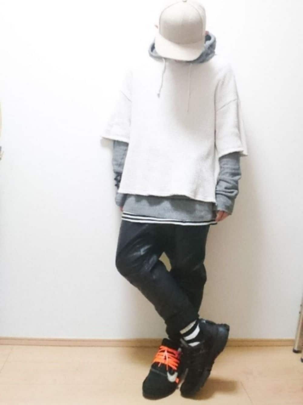 「秋コーデ、パーカーオンTシャツ、お洒落さんとつながりたい、いいね、save、フォローお願いします🤑、レイヤード、ootd、NIKE×offwhite」｜「H&Mのアイテム（タンクトップ、その他）」を使った、Keisuuuuさん（メンズ・160cm）の秋コーディネートの1枚目の写真