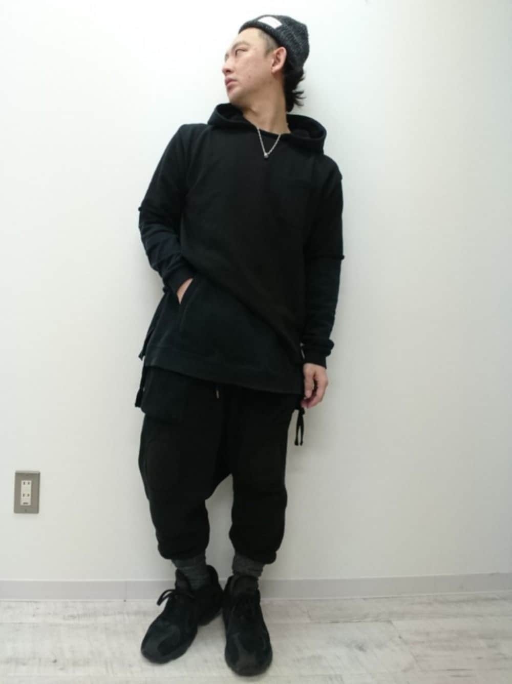「平成最後のWEARISTAセンバツ、おしゃれさんと繋がりたい、スニーカーコーデ、ストリート、レイヤードスタイル、ブラックコーデ、サルエルパンツ、ニット帽コーデ」｜「UNIQLOのスラブソックス（ソックス/靴下、グレー系）」を使った、Keisuuuuさん（メンズ・160cm）の春コーディネートの1枚目の写真