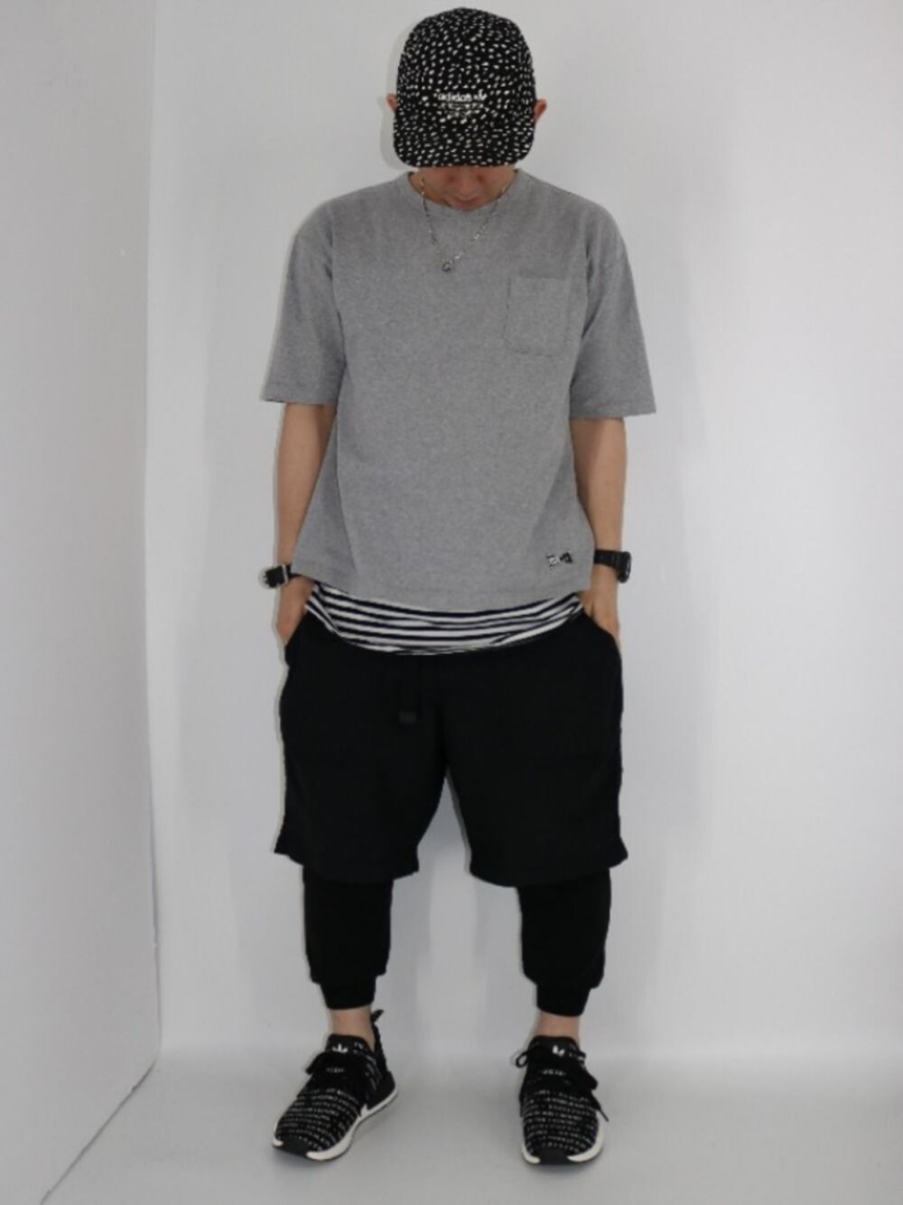 「シンプルコーデ、レイヤードstyle、いいね、save、フォローお願いします🤑、フォローミー、おしゃれさんと繋がりたい、スポーツミックス、NMD」｜「adidasのオリジナルス エヌエムディー[NMD_R1]（スニーカー、ブラック系）」を使った、Keisuuuuさん（メンズ・160cm）の春コーディネートの1枚目の写真