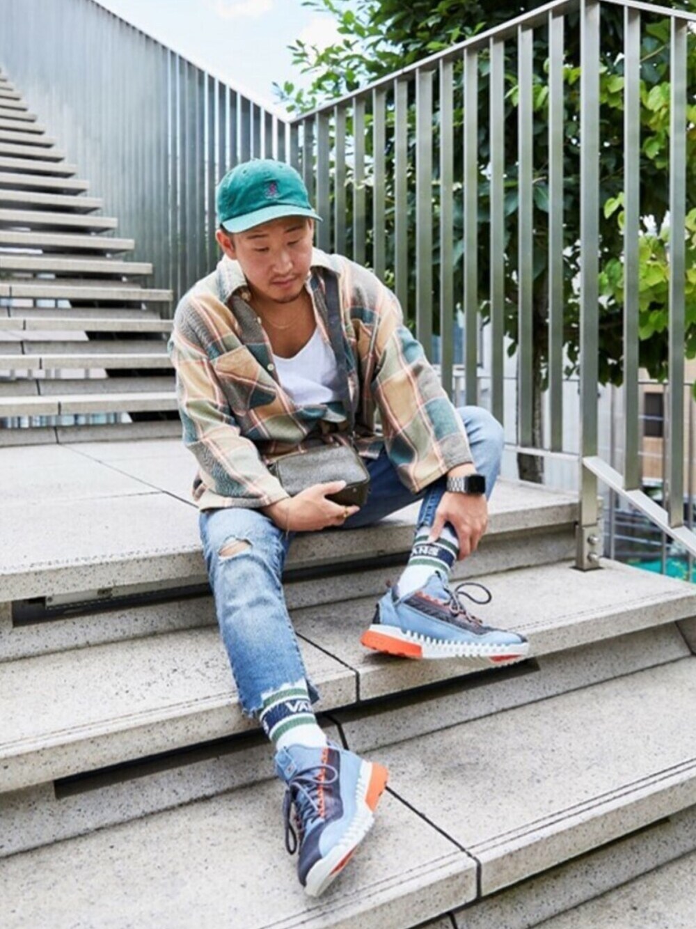「ECCO、ZIPFLEX、スニーカー、スニーカーコーデ、スニーカー×靴下、グリーンコーデ、秋コーデ、レザーバッグ、スタッフコーデ」｜「ECCOのECCO ZIPFLEX（スニーカー、ブルー系）」を使った、ECCO JAPANさん（メンズ・163cm）の秋コーディネートの1枚目の写真