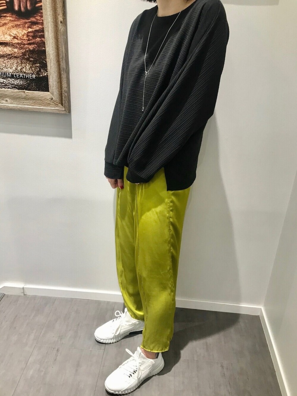 「ECCO、ZIPFLEX、スニーカー、白スニーカー、サテンパンツ、大人カジュアル、秋コーデ、メリハリコーデ、吉祥寺、スタッフコーデ」｜「ECCOのECCO ZIPFLEX（スニーカー、ホワイト系）」を使った、ECCO JAPANさん（レディース・155cm）の秋コーディネートの1枚目の写真