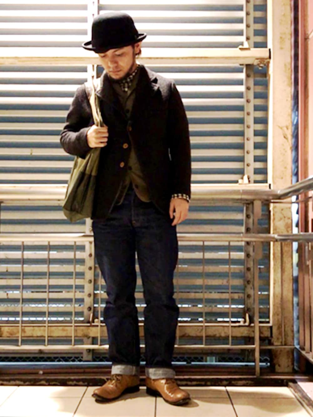 ブラック系のジャケット/アウター、ブルー系のその他パンツ、ベージュ系のその他シューズを着用したメンズの冬コーディネートの1枚目の写真