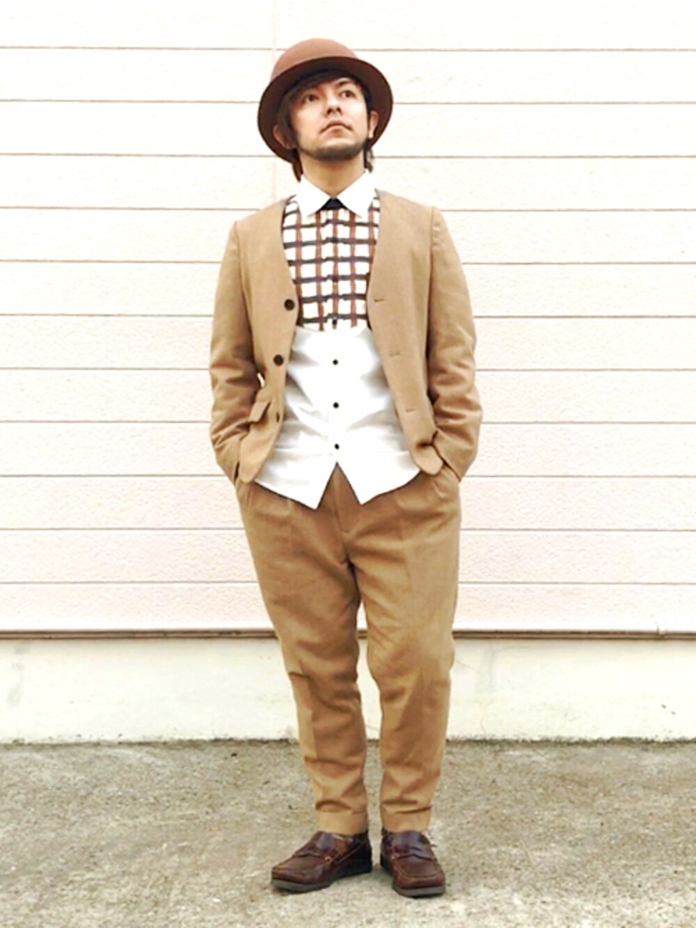 ベージュ系のノーカラージャケット、ブラウン系のシャツ/ブラウス、ベージュ系のその他パンツを着用したメンズの冬コーディネートの1枚目の写真