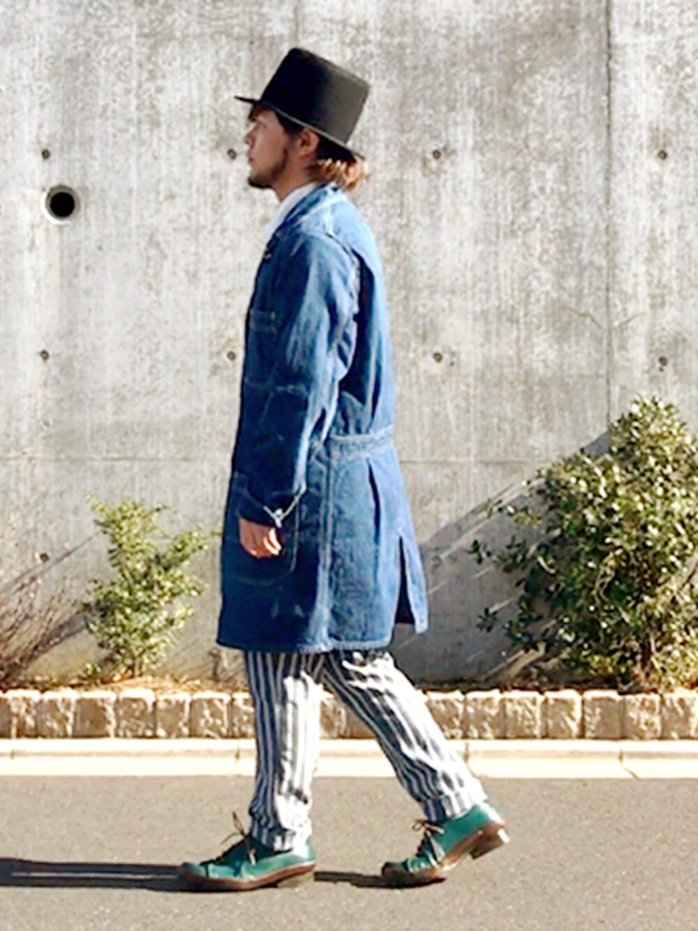 ブルー系のチェスターコート、その他のその他パンツ、ブルー系のその他シューズを着用したメンズの冬コーディネートの1枚目の写真