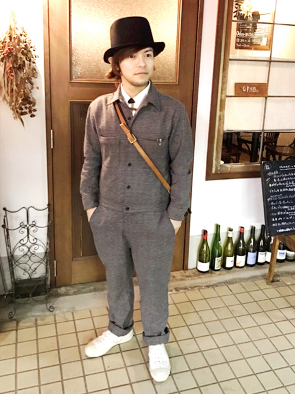 その他のシャツ/ブラウス、ブラック系のつなぎ/オールインワン、ホワイト系のスニーカーを着用したメンズの春コーディネートの1枚目の写真