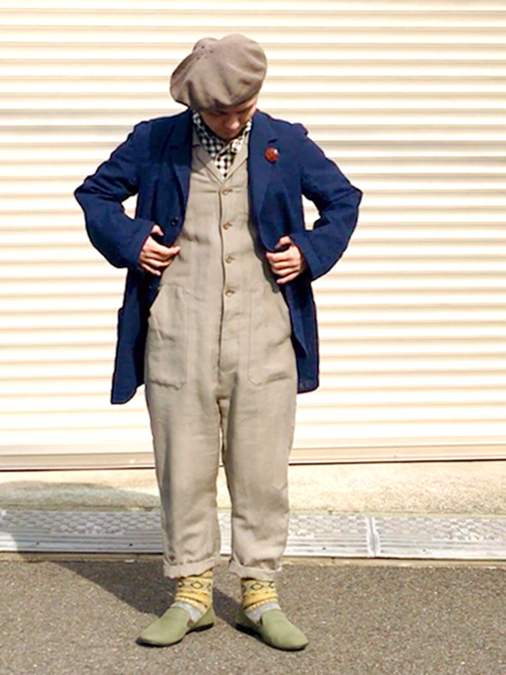 ブルー系のその他アウター、ブラウン系のつなぎ/オールインワン、グリーン系のスリッポンを着用したメンズの春コーディネートの1枚目の写真