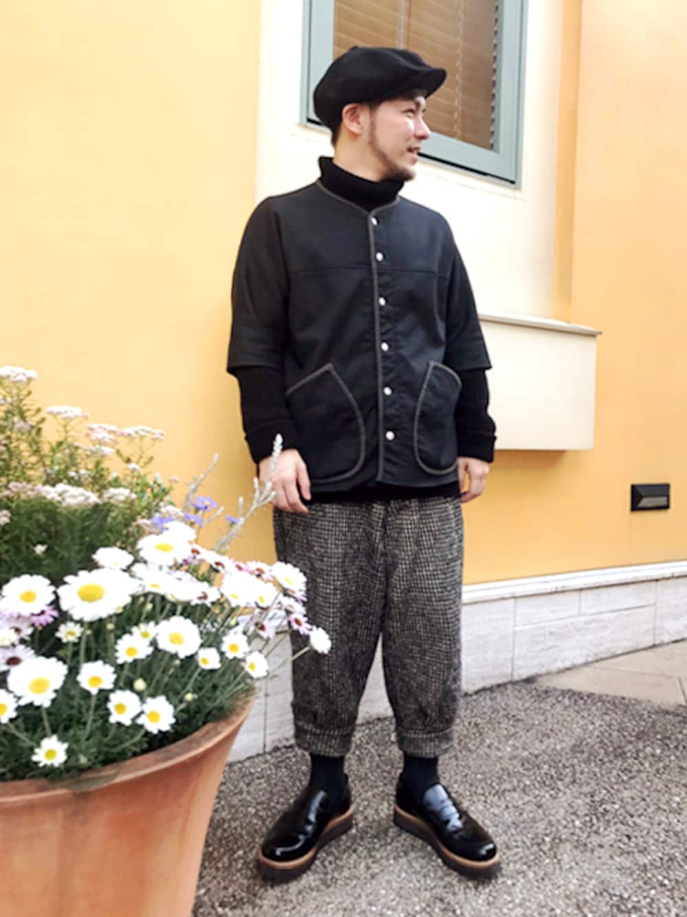 ブラック系のTシャツ/カットソー、ブラック系のニット/セーター、ブラック系のドレスシューズを着用したメンズの春コーディネートの1枚目の写真