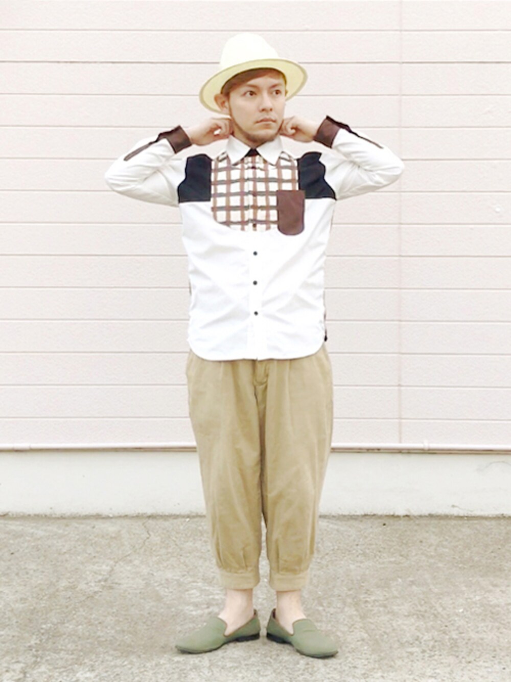 その他のシャツ/ブラウス、ベージュ系のその他パンツ、グリーン系のスリッポンを着用したメンズの春コーディネートの1枚目の写真