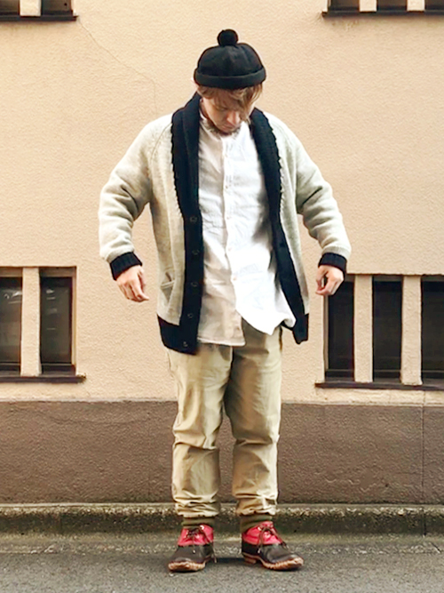 グレー系のジャケット/アウター、グレー系のシャツ/ブラウス、レッド系のその他シューズを着用したメンズの春コーディネートの1枚目の写真