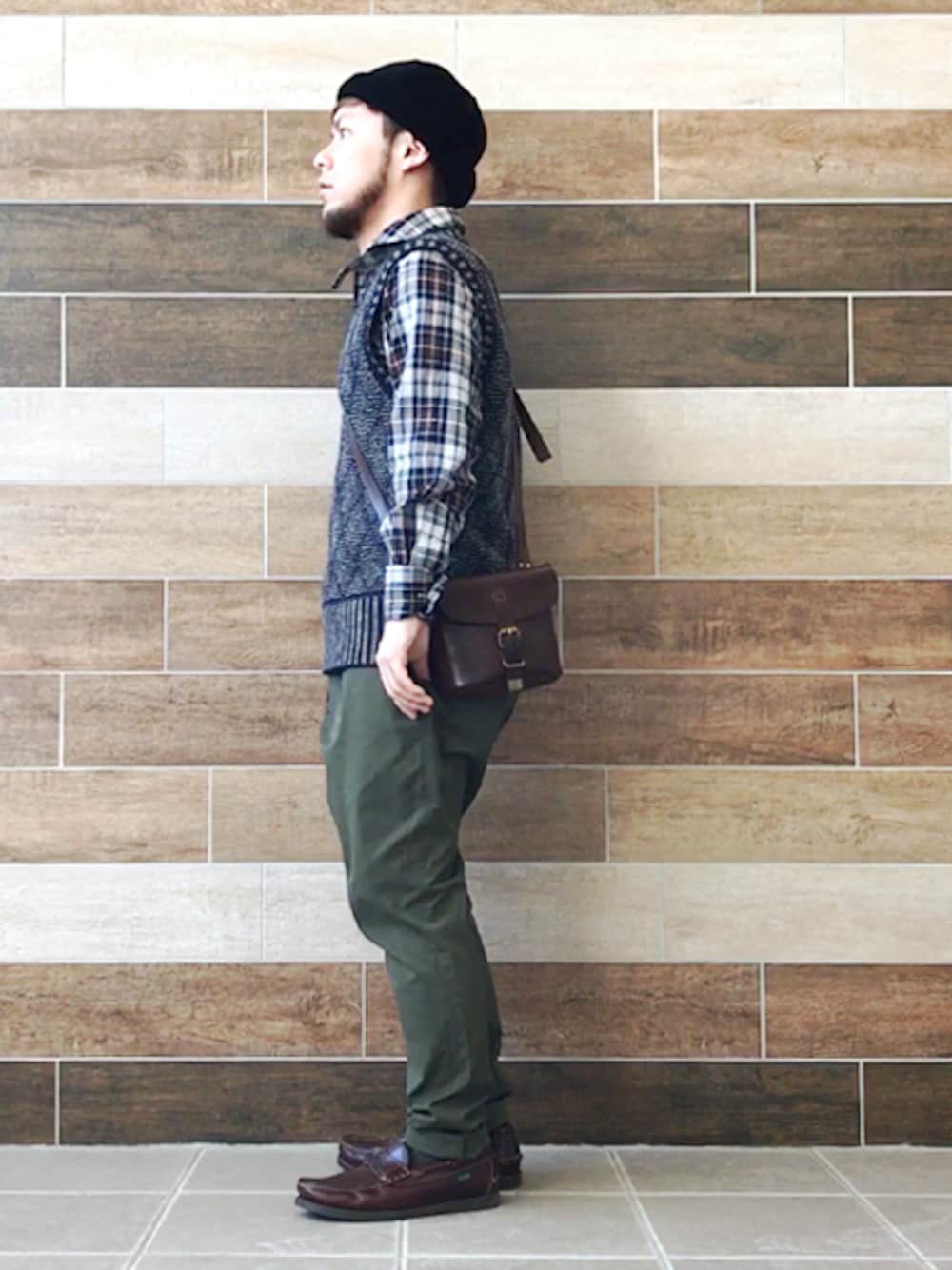 ブルー系のベスト、グリーン系のその他パンツ、ブラウン系のモカシン/デッキシューズを着用したメンズの春コーディネートの1枚目の写真