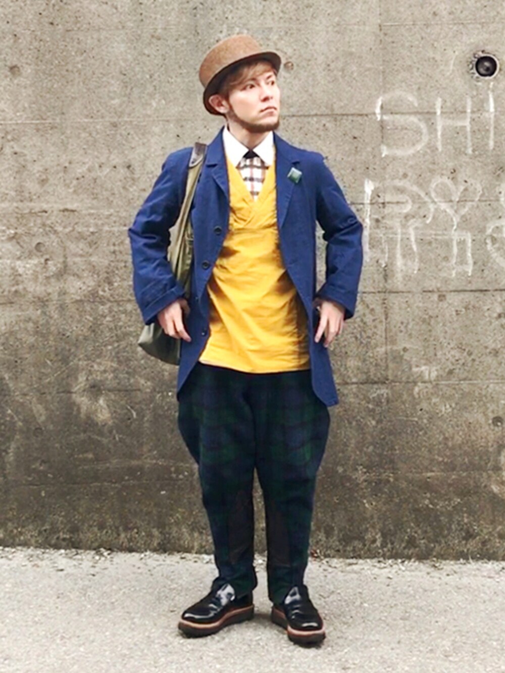 その他のシャツ/ブラウス、ブルー系のその他アウター、グリーン系のその他パンツを着用したメンズの春コーディネートの1枚目の写真