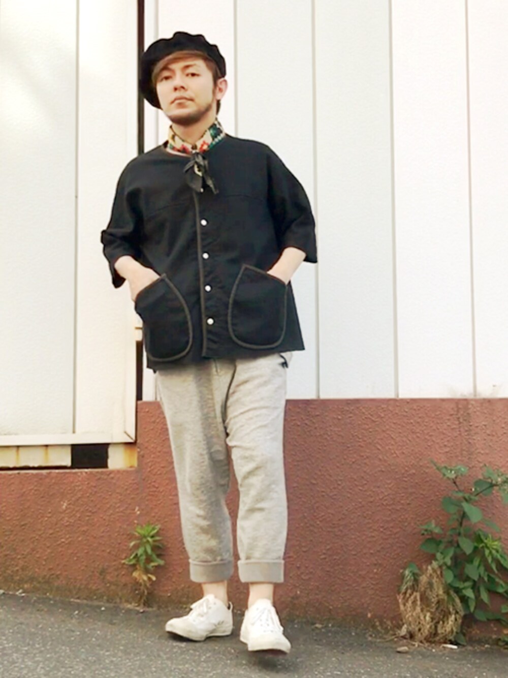 ブラック系のTシャツ/カットソー、グレー系のその他パンツ、ホワイト系のスニーカーを着用したメンズの春コーディネートの1枚目の写真