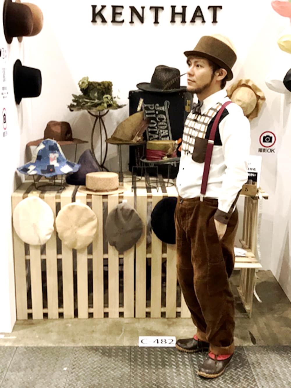 その他のシャツ/ブラウス、ブルー系の蝶ネクタイ、イエロー系のチノパンツを着用したメンズの春コーディネートの1枚目の写真