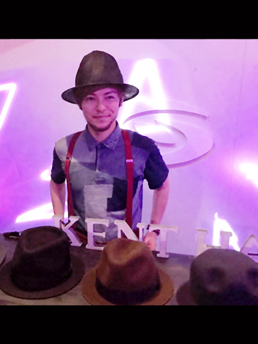 ブルー系のポロシャツ、その他のハット、その他のその他を着用したメンズの夏コーディネートの1枚目の写真