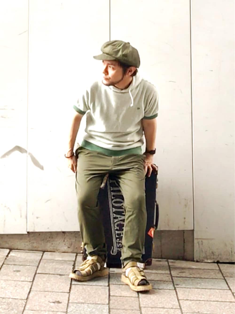 グリーン系のその他パンツ、イエロー系のサンダル、ブルー系のスーツケース/キャリーバッグを着用したメンズの夏コーディネートの1枚目の写真