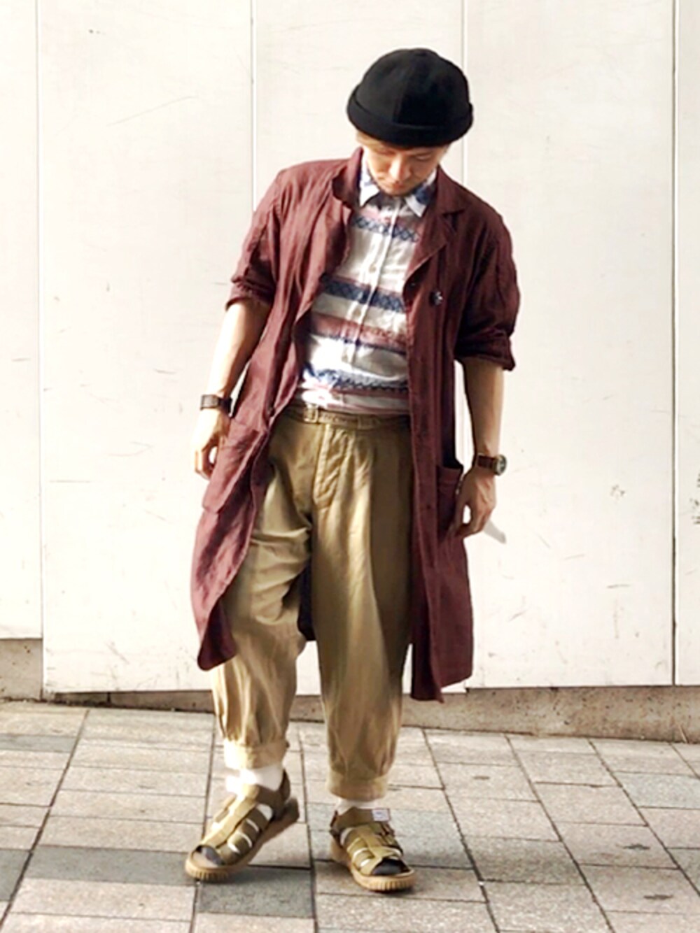 その他のシャツ/ブラウス、ベージュ系のその他パンツ、イエロー系のサンダルを着用したメンズの夏コーディネートの1枚目の写真