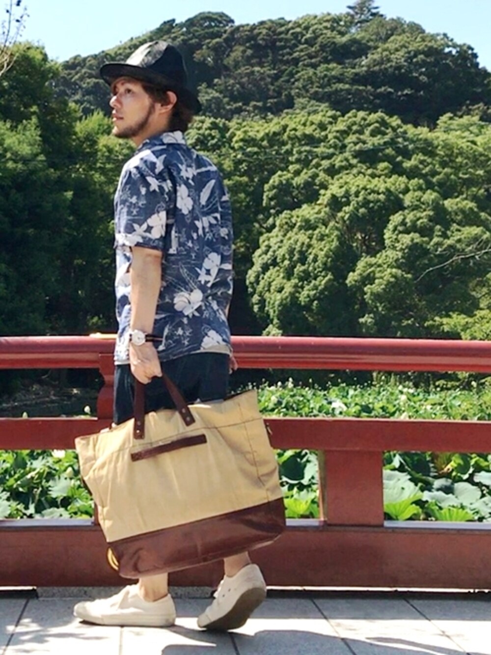 ブルー系のシャツ/ブラウス、ブルー系のデニムパンツ、グリーン系のトートバッグを着用したメンズの夏コーディネートの1枚目の写真