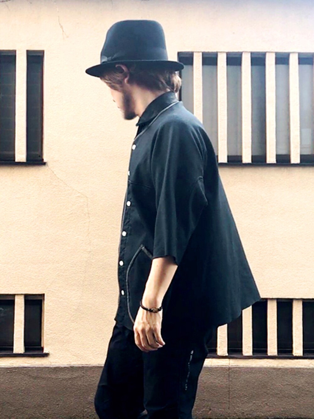 ブラック系のTシャツ/カットソー、ブラック系のハット、その他のその他を着用したメンズの夏コーディネートの1枚目の写真