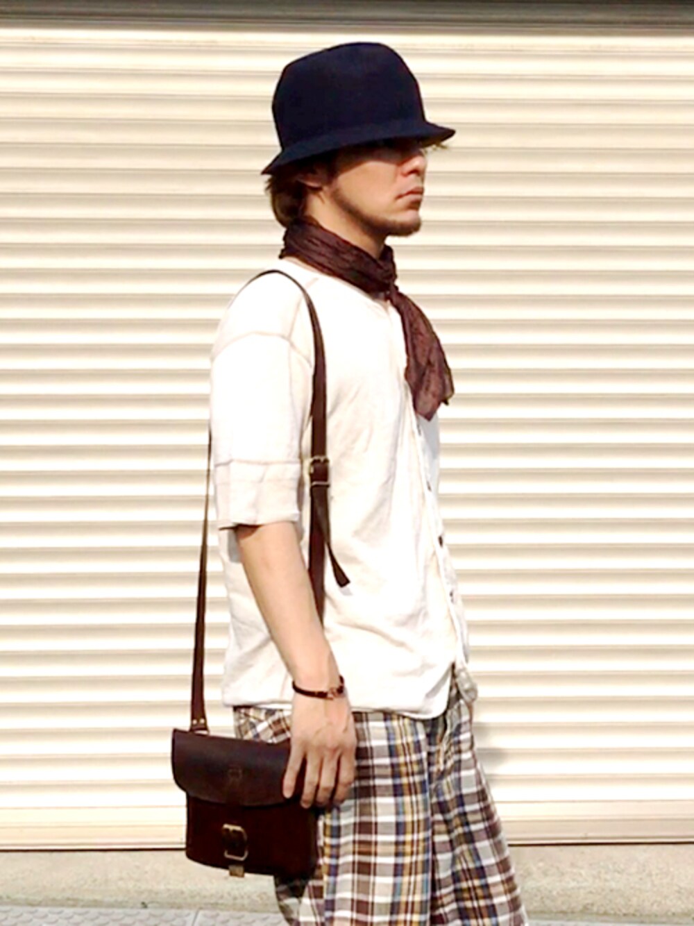 ブラウン系のショルダーバッグ、ブラウン系のその他パンツ、ブルー系のハットを着用したメンズの夏コーディネートの1枚目の写真