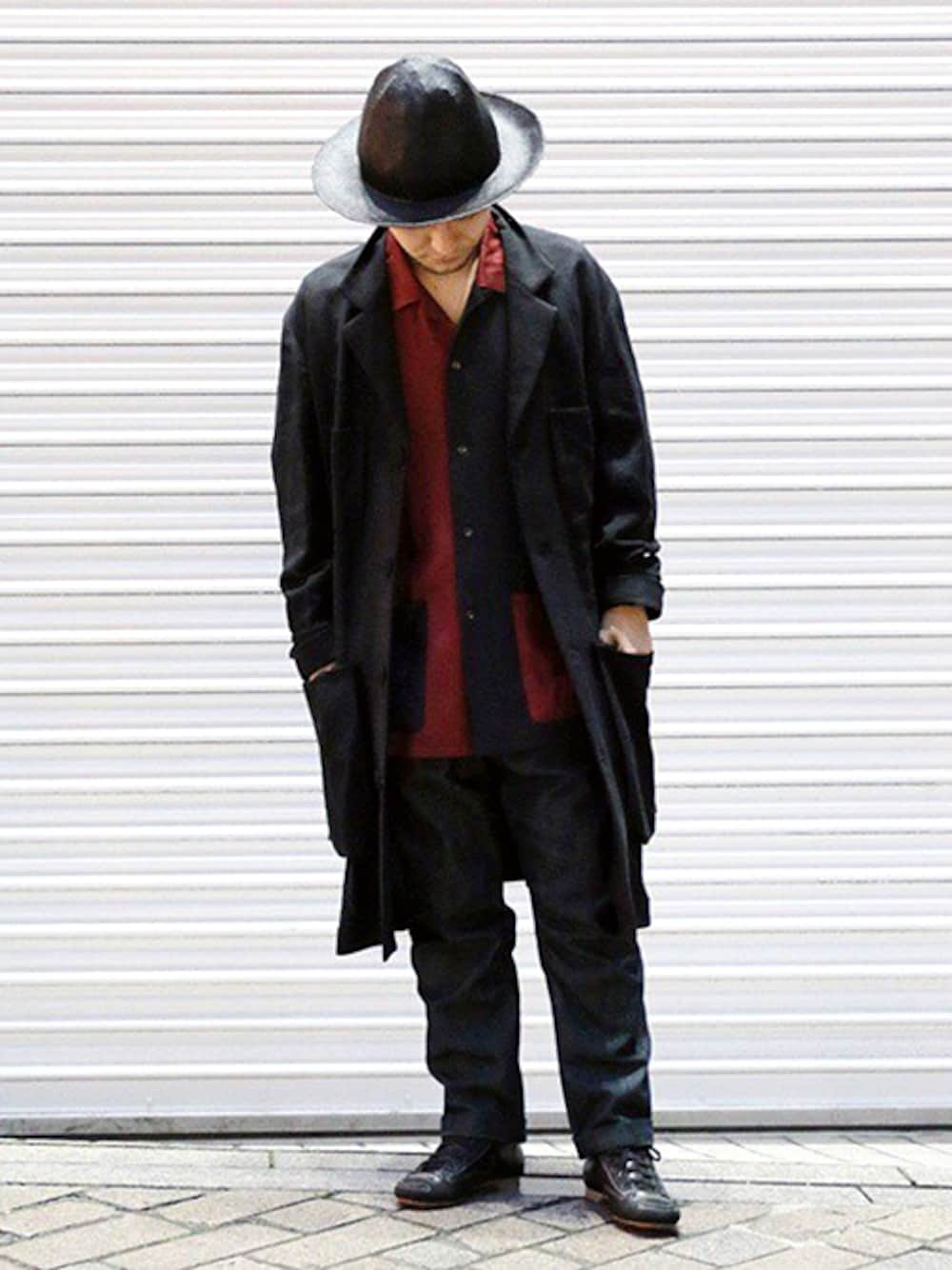 ブラック系のその他アウター、レッド系のシャツ/ブラウス、ブルー系のその他パンツを着用したメンズの夏コーディネートの1枚目の写真