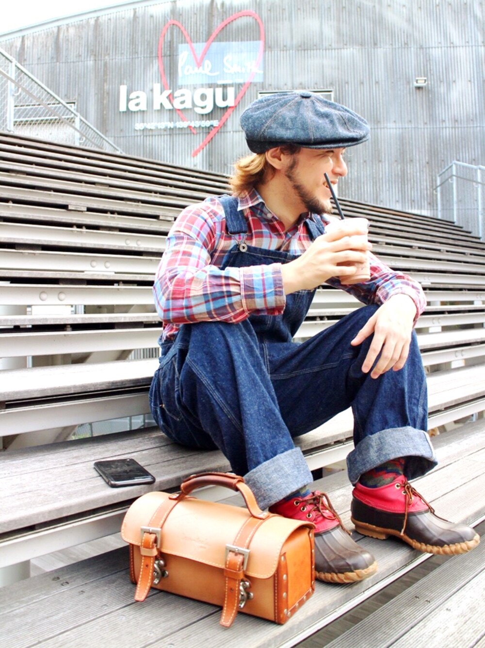 ブルー系のつなぎ/オールインワン、その他のシャツ/ブラウス、レッド系のその他シューズを着用したメンズの秋コーディネートの1枚目の写真